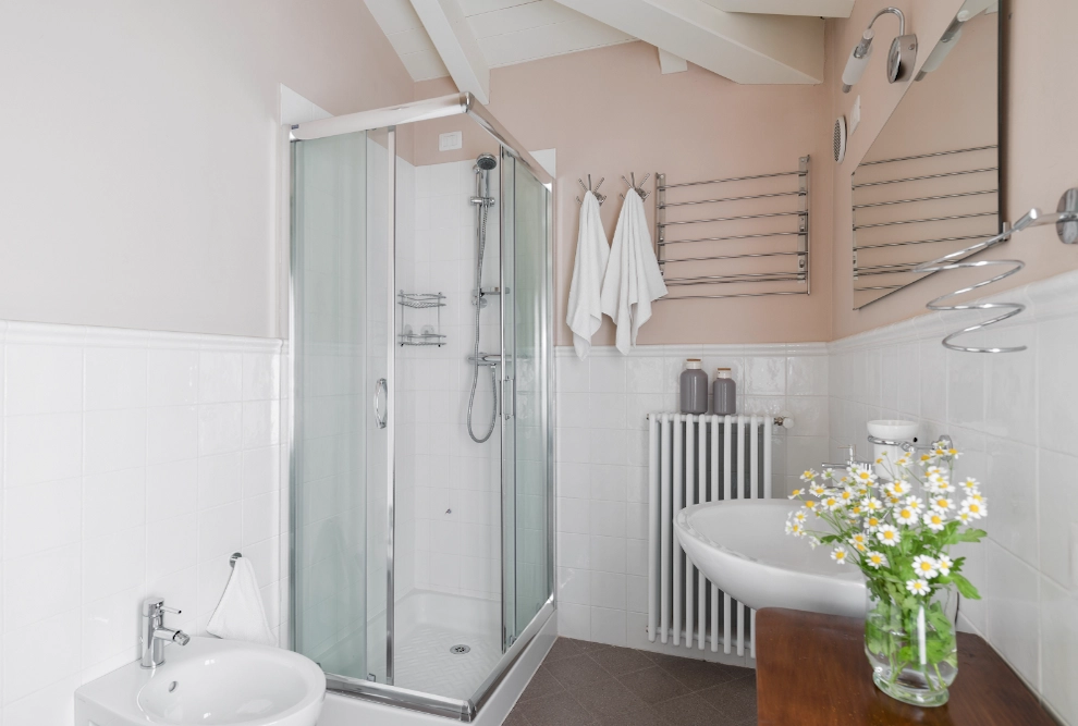Bagno moderno con finiture eleganti nel trilocale di Palazzo Scolari a Polpenazze, ideale per una vacanza all'insegna del comfort sul Lago di Garda.