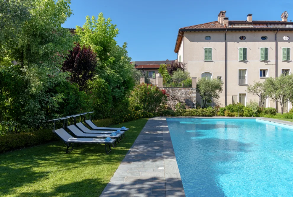 Vista della zona relax dei giardini adiacenti la piscina ad Appartamenti Vacanza Palazzo Scolari