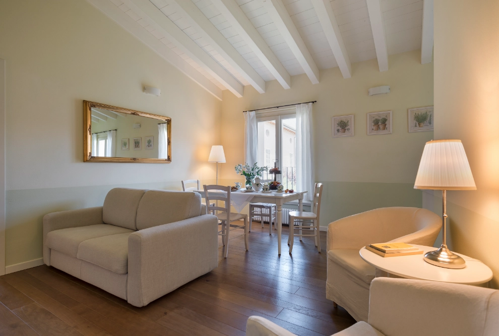 Overview of the living area in the one-bedroom apartment at Palazzo Scolari, Polpenazze, featuring elegant furniture and a cozy holiday atmosphere.