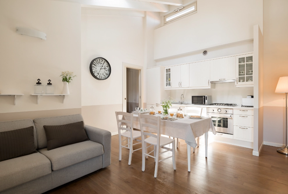 Zona pranzo del trilocale di Palazzo Scolari, appartamento vacanze in palazzo storico a Polpenazze sul Lago di Garda, ambiente luminoso e accogliente.